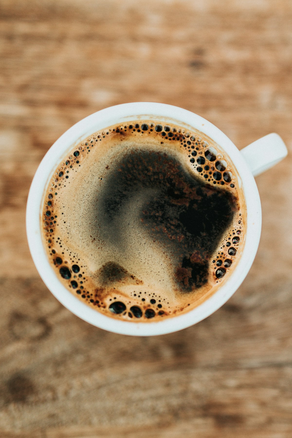一杯手沖咖啡與溫暖光線（Unsplash 可商用授權）