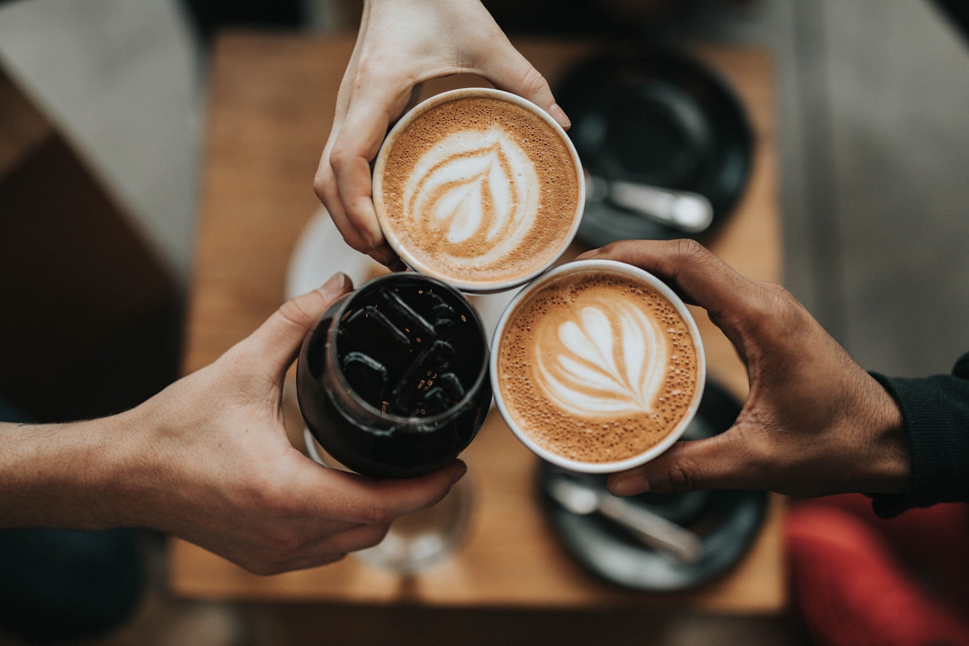 手沖咖啡壺與濾杯，溫暖晨光（Unsplash 可商用授權）